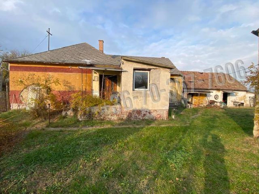 For sale house, Császár