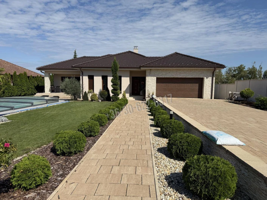 Eladó Családi ház, Komárom, 195nm, 250000000 Ft