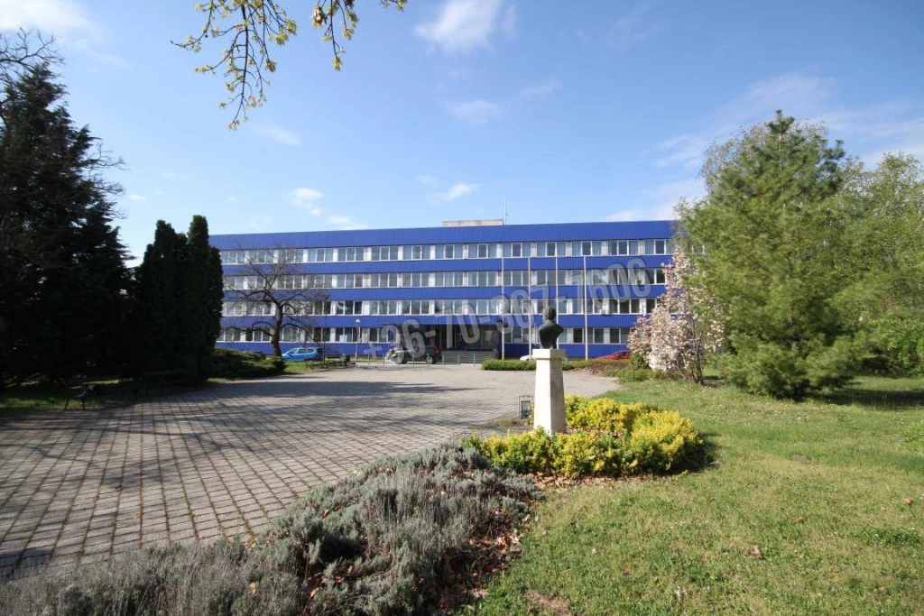 Eladó Gyárépület, Tatabánya, 3200nm, 835000000 Ft