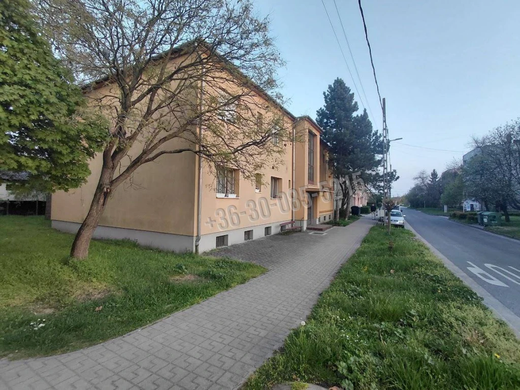 Eladó Téglalakás, Komárom, 73nm, 48000000 Ft