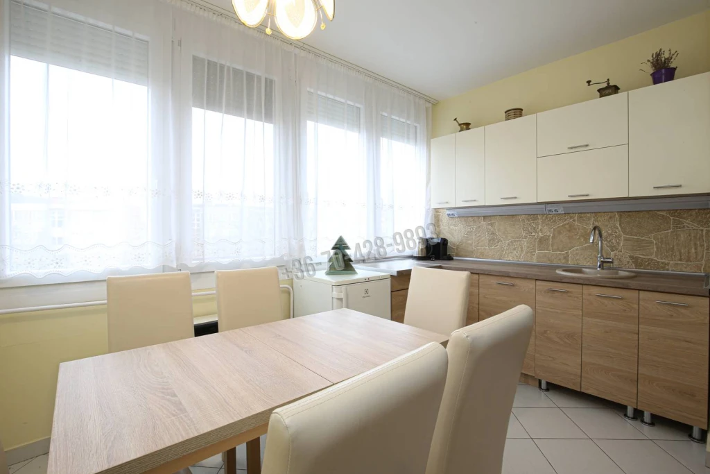 c3-1-name c2-20-name, Vác, Deákvár, Deákvári főút