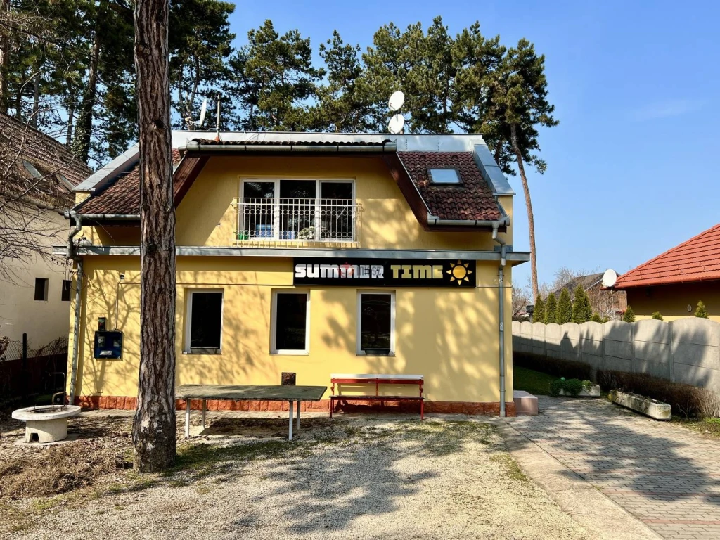 Eladó Hotel, panzió, Siófok, Aranypart, Baross Gábor utca, 440nm, 399000000 Ft