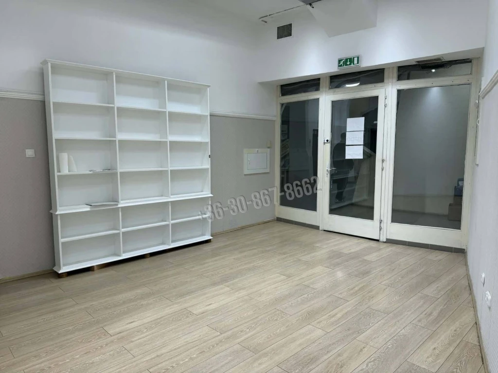 Eladó Üzlet, Dunaújváros, Belváros, Dózsa György út, 34nm, 18000000 Ft