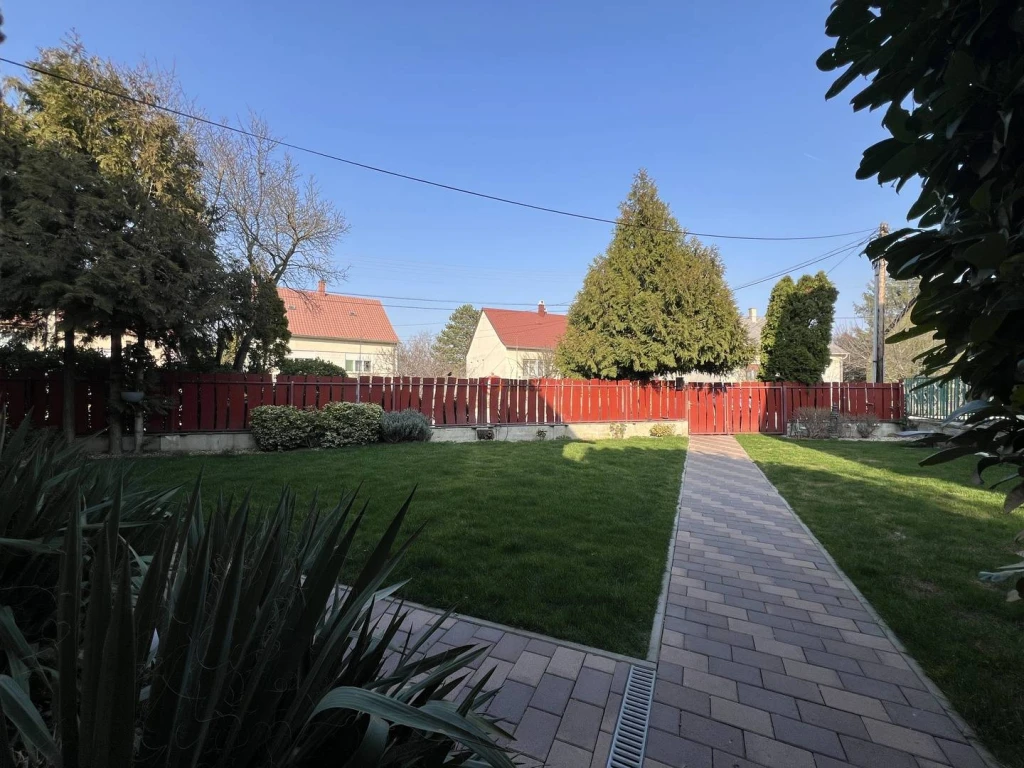 c3-1-name c2-1-name, Székesfehérvár, Fecskepart, Rigó utca