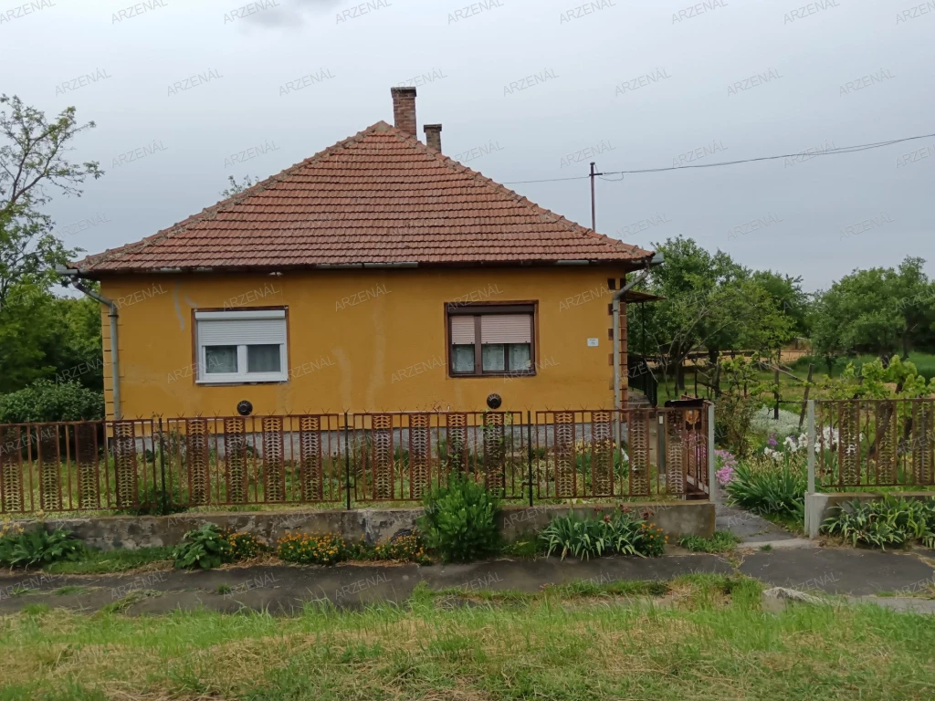 Eladó családi ház, Zsáka