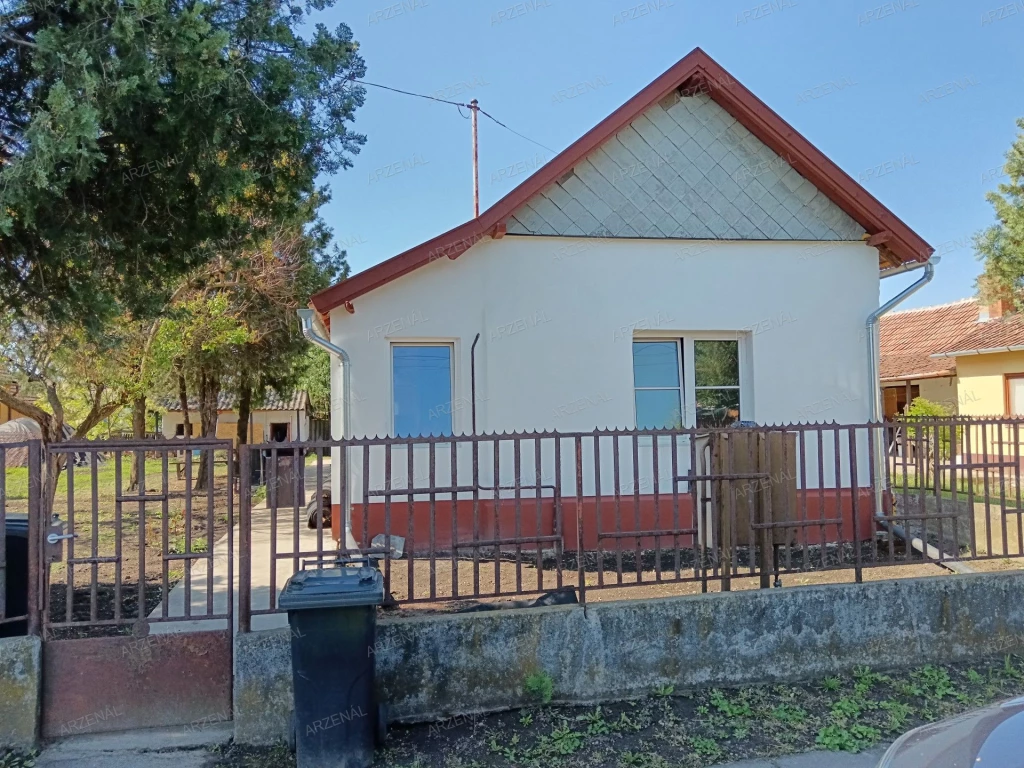 Eladó családi ház, Báránd