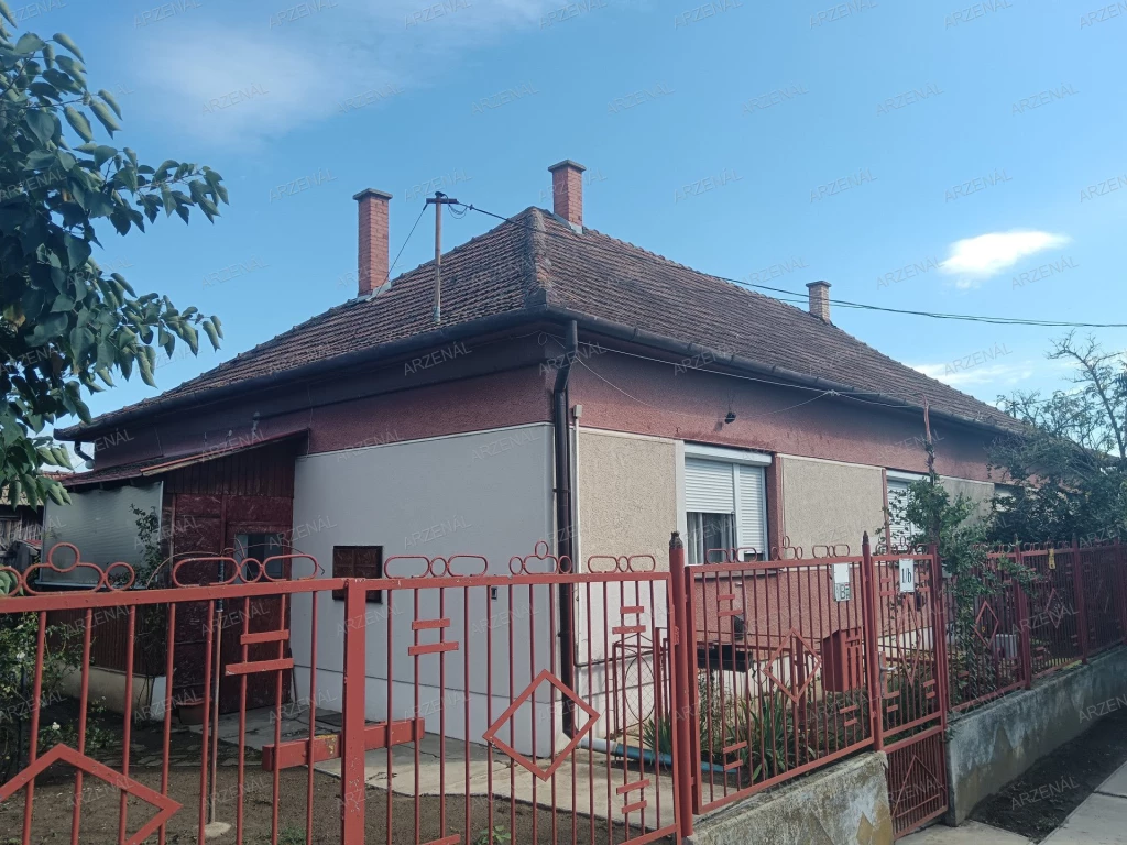 A település csendes, nyugodt részén iker építésű családi ház eladó