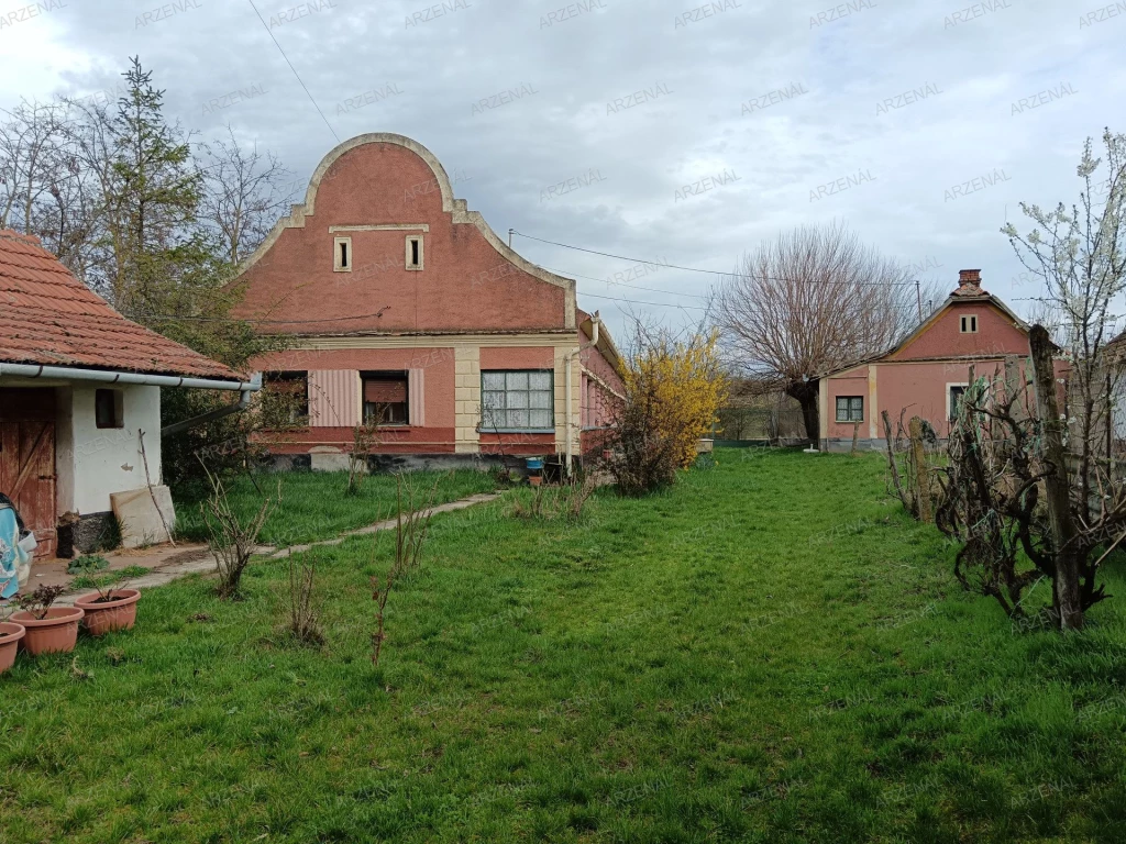 A település központjához nem messze, gazdálkodásra is alkalmas családi ház eladó