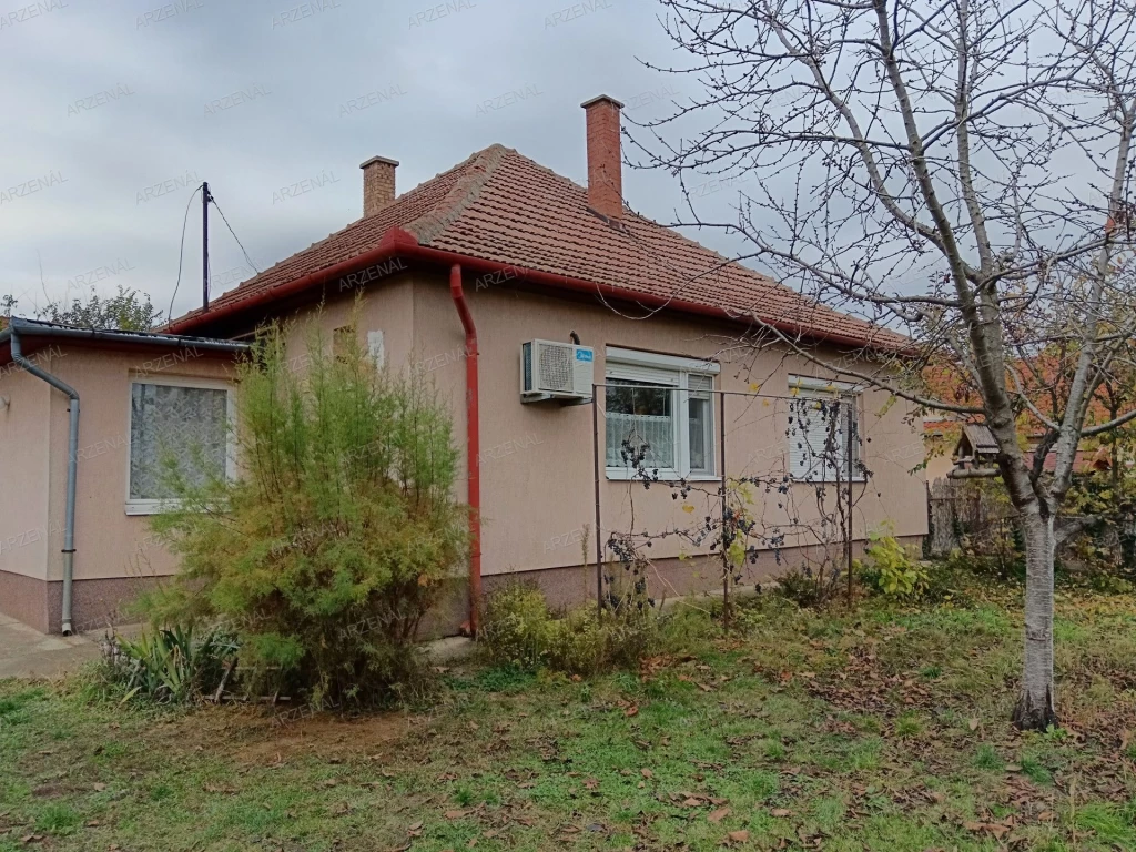 A város csendes szögletében, jó állapotú családi ház eladó