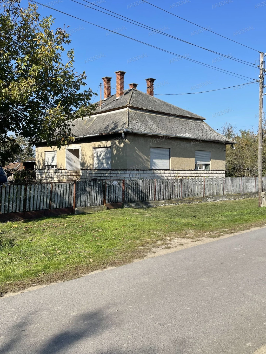 A település csendes, nyugodt részén, a központhoz nem messze, részben felújítandó családi ház