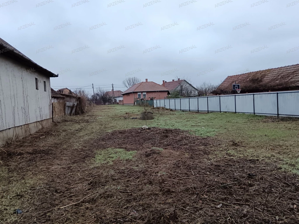 A város csendes, nyugodt részén, rendezett környezetben, két utcás, üres építési telek eladó.