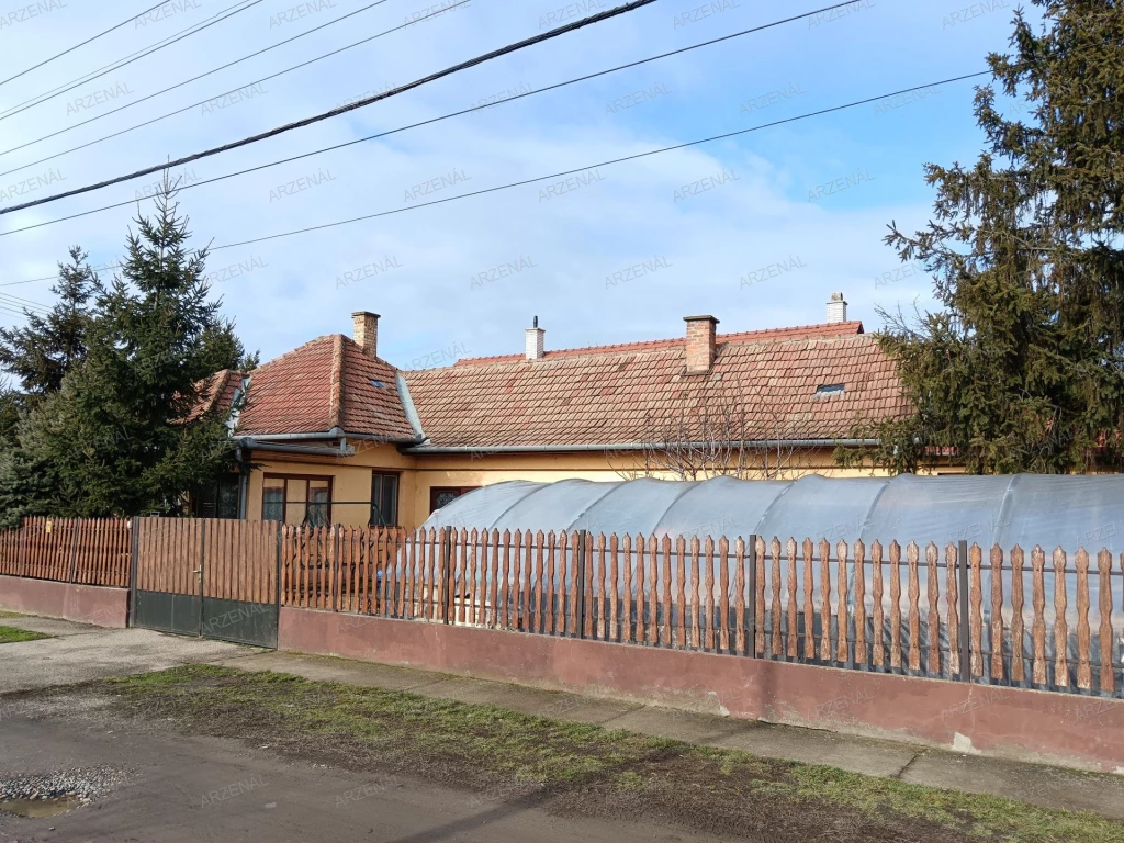 A város központjához, kórházhoz, iskolákhoz, óvodához, bölcsődéhez közeli ingatlan eladó.