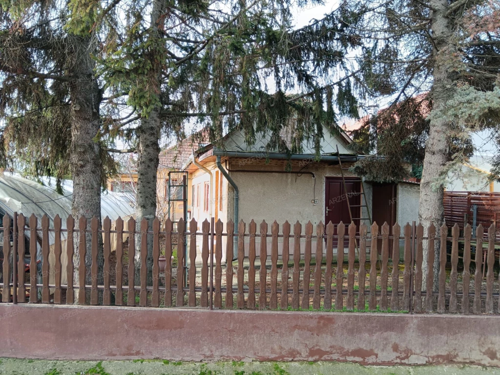 A város központjához, kórházhoz, iskolákhoz, óvodához, bölcsődéhez közeli ingatlan eladó.