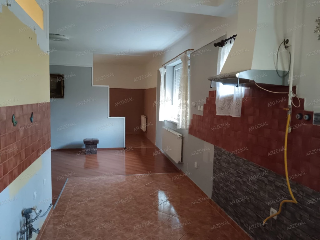 Bevásárló központokhoz közel, a kórházhoz nem messze jó állapotú lakás eladó