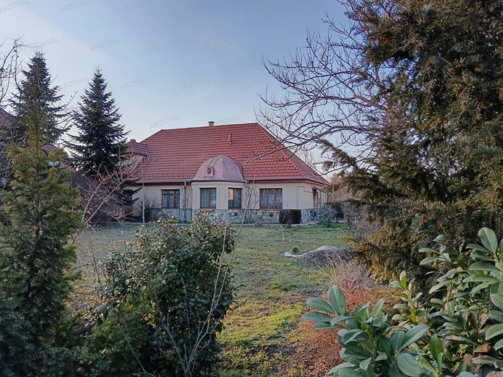 A kórház, gyermekorvosi rendelő szomszédságában, a Tisztviselő negyedben, kiváló állapotú családi ház eladó