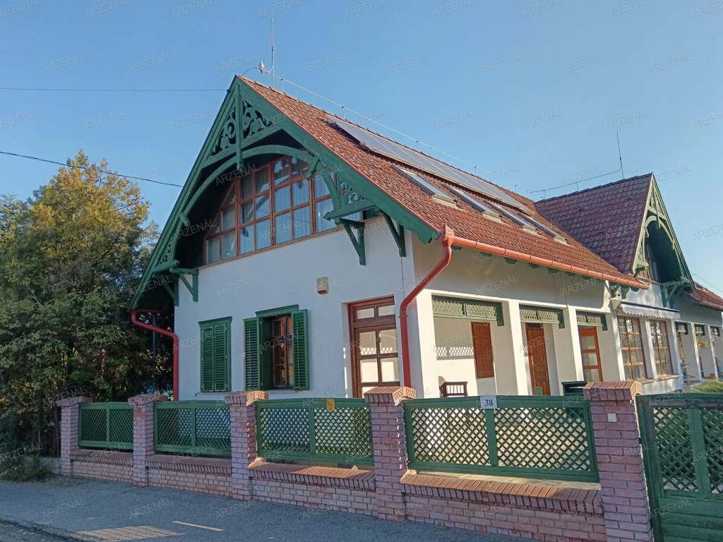 A település frekventált helyén, jól megközelíthető helyen, kitűnő állapotú családi ház eladó