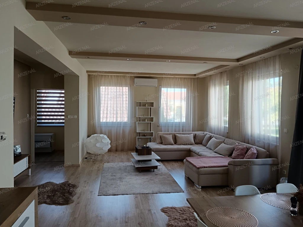 A város központjában, mindenhez közel, téglaépítésű társasházban található, egyedi fűtéses, extrákkal felszerelt, újszerű állapotú lakás eladó.