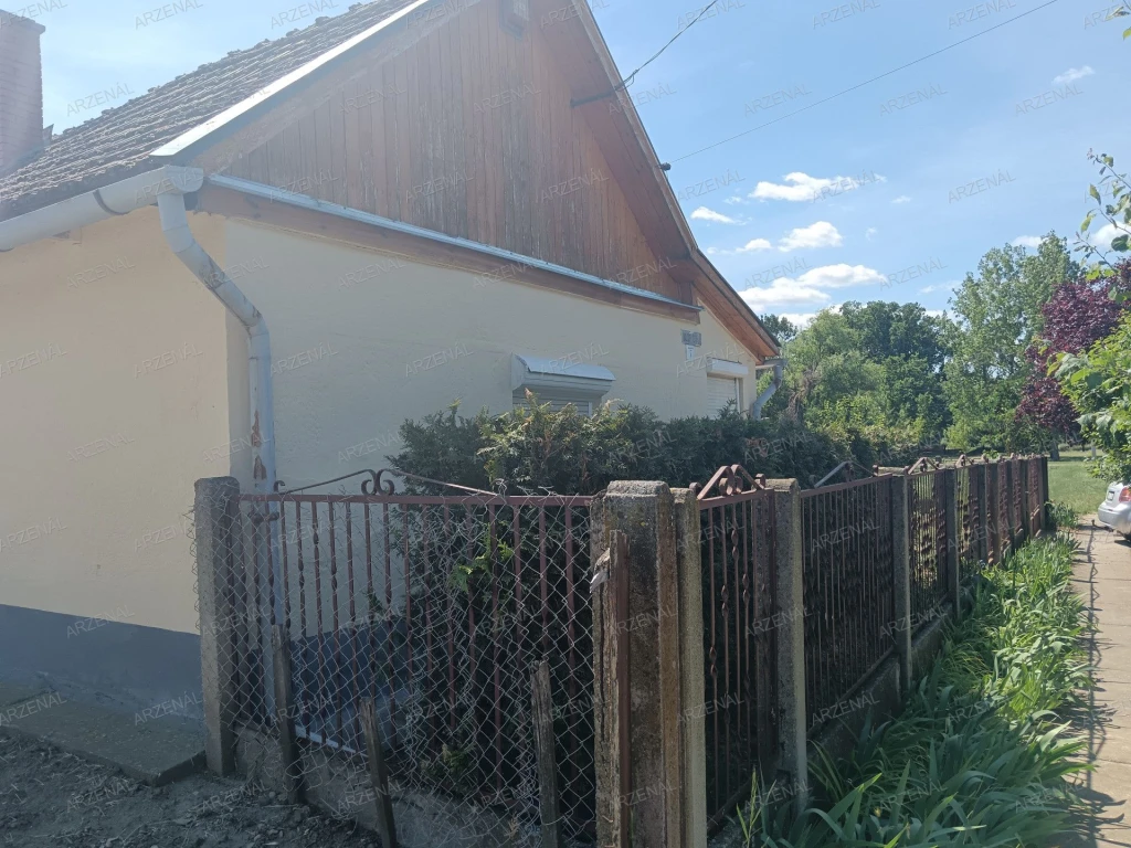 A település kissé félreeső részén, az óvodához, stadionhoz közel