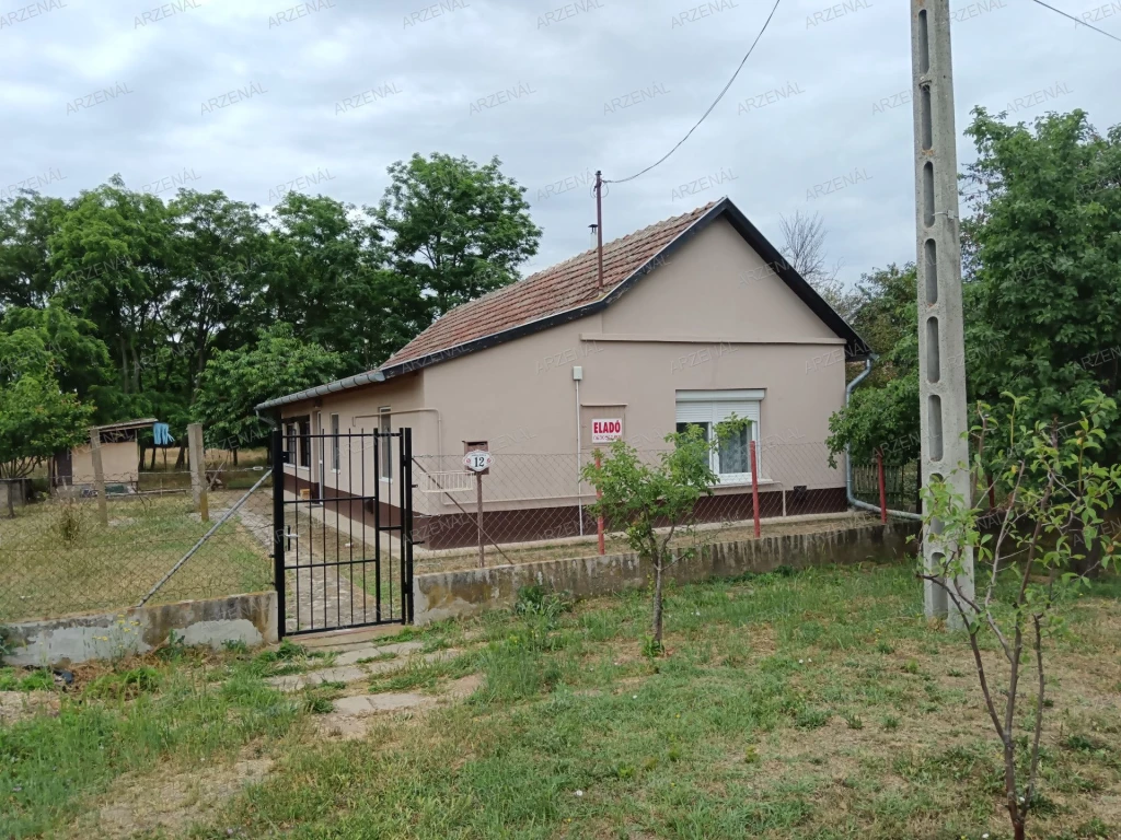 A település csendes, nyugodt részén, felújított, régi típusú családi ház eladó