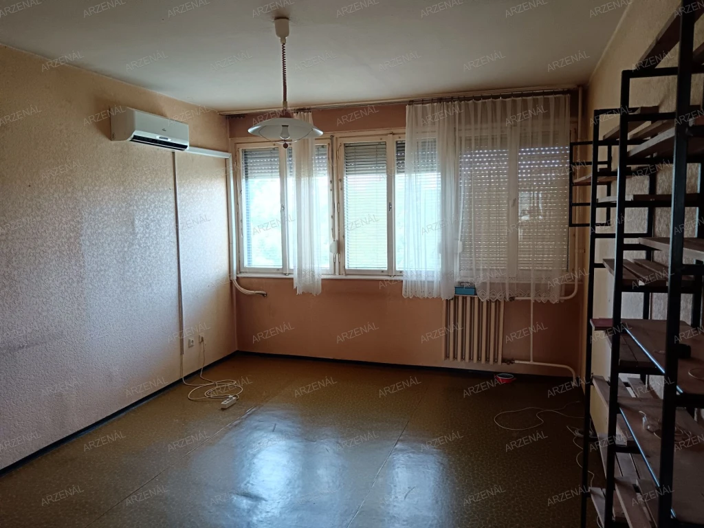 A város központjában, mindenhez közel, panel építésű társasházban található, átlagos állapotú lakás eladó.