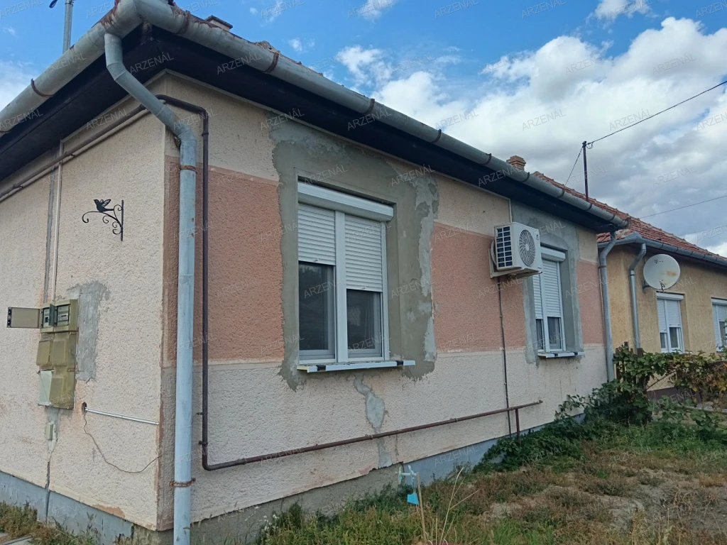 A város központjában, mindenhez közel, téglaépítésű családi ház eladó.