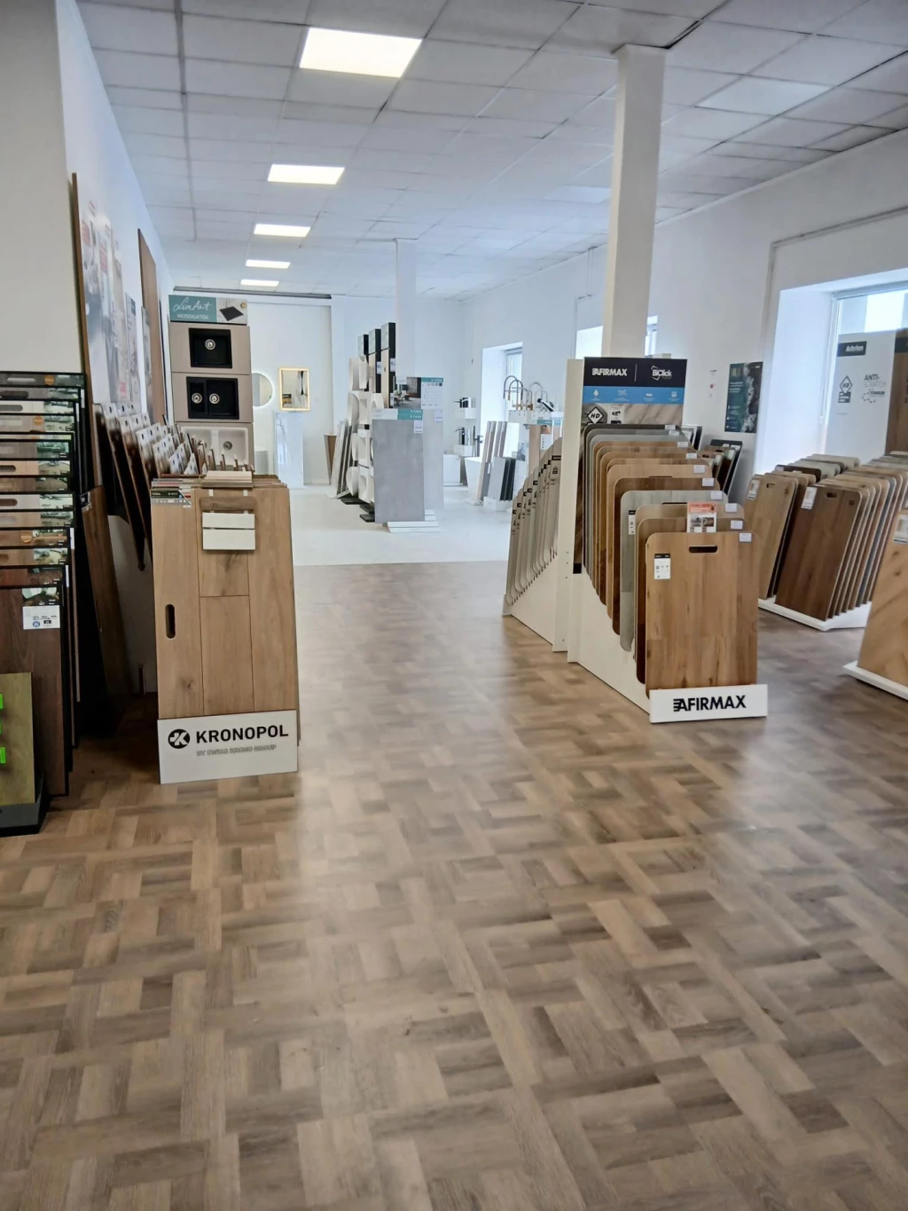 Utcai bejáratos üzlethelyiség a Csabai kapuban