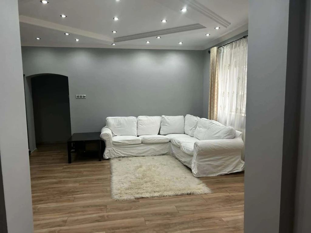 Eladó az Észak Kiliánban, a Dorottya utcában, hat lakásos társas házban, egy 105 m2 es, egyedi kialakítású, felújított, magasföldszinti, nagy erkélyes, riasztóval felszerelt téglalakás