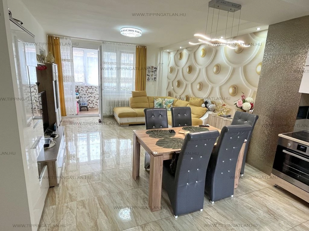 ÍZLÉSESEN FELÚJÍTOTT, KIVÁLÓ ELRENDEZÉSŰ, ERKÉLYES, REZSIBAJNOK OTTHON A BELVÁROSBAN!