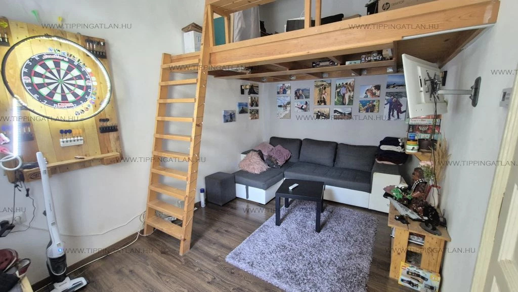 CSENDES KERTRE NÉZŐ 2 SZOBÁS JÓ ÁLLAPOTÚ LAKÁS.