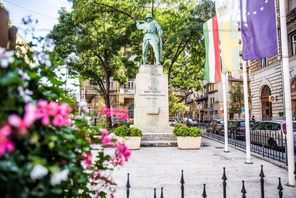 CSENDES UDVARRA NÉZŐ BELSŐ KÉT SZINTES LAKÁS