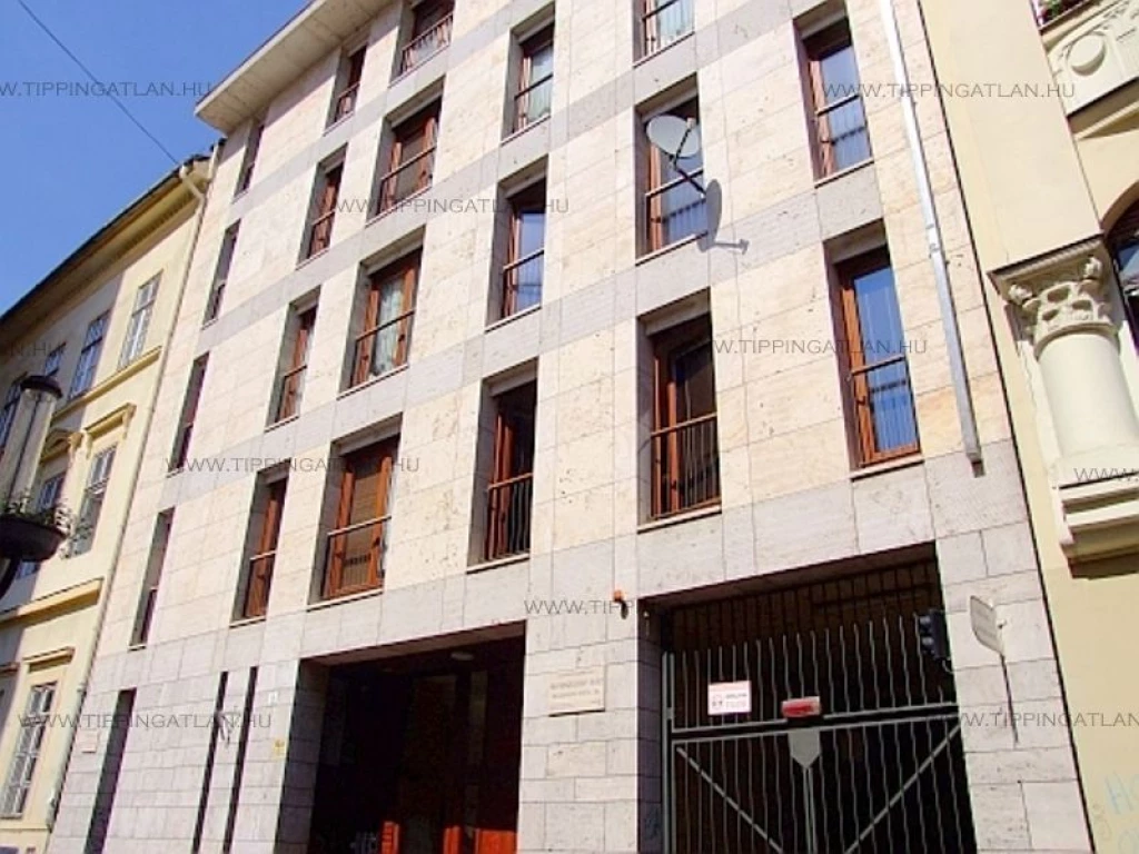 FRISS ÉPÍTÉSŰ, KÉTSZOBÁS, ERKÉLYES, KERTRE NÉZŐ LAKÁS, SAJÁT TEREMGARÁZS BEÁLLÓVAL, A KAZINCZY UTCÁBAN!