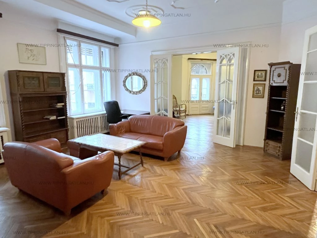 ÚJLIPÓTVÁROS FREKVENTÁLT RÉSZÉN, TÁGAS TEREKKEL RENDELKEZŐ ERKÉLYES OTTHON!