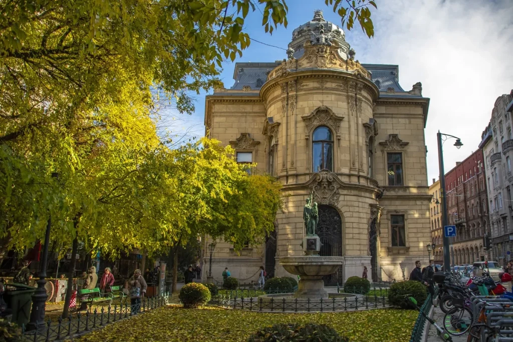 TÁGAS TEREKKEL RENDELKEZŐ REMEK ADOTTSÁGÚ CSENDES 2 SZOBÁS LAKÁS A NEMZETI MÚZEUM SZOMSZÉDSÁGÁBAN.