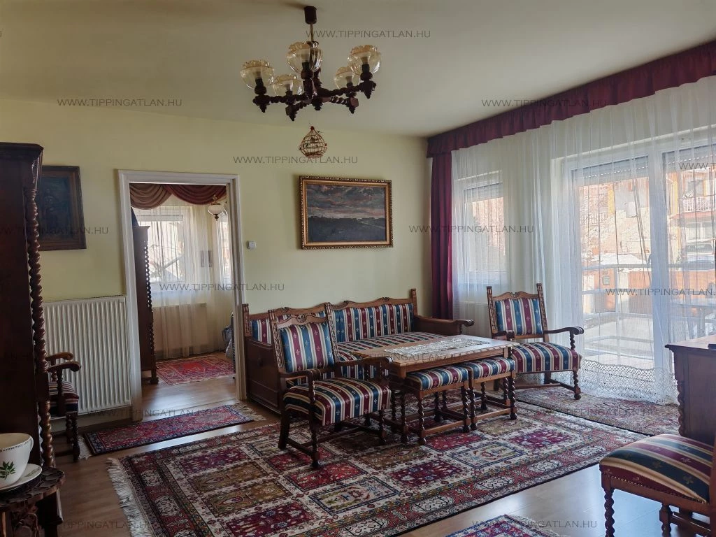 Elegáns, napfényes otthon nyugodt, zöld környezetben