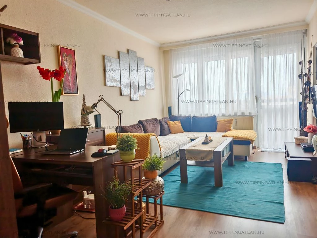 Igényes 2,5 szobás lakás a József Attila lakótelep legjobb házában