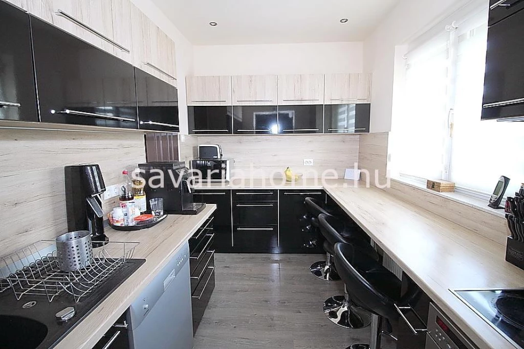 Eladó 5 szobás lakás garázzsal, műhellyel