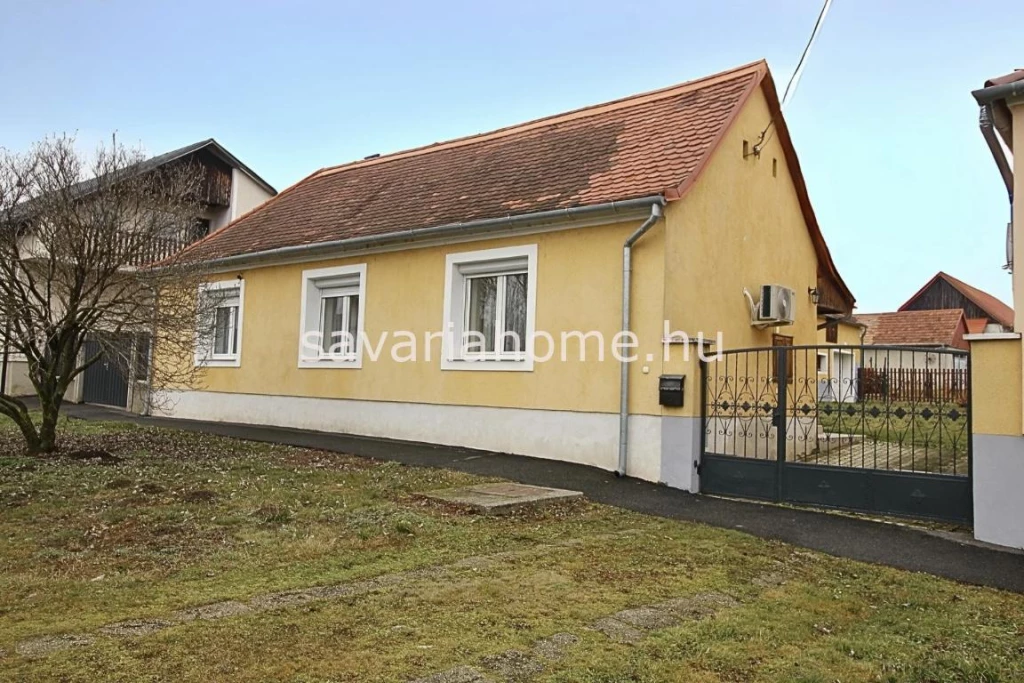 Karbantarott, igényes családi ház eladó, Nardán!