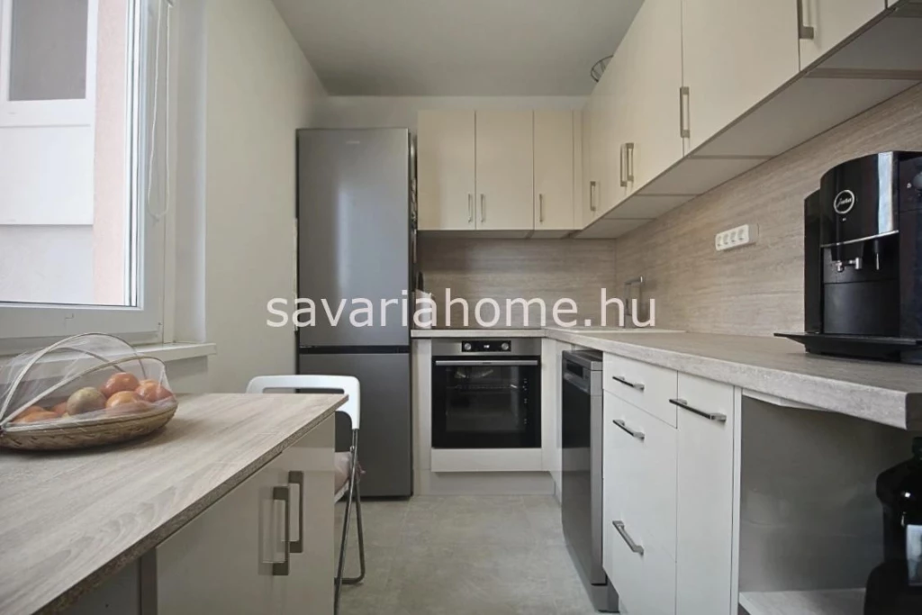 Igényesen felújított, bútorozott lakás eladó, liftes házban!