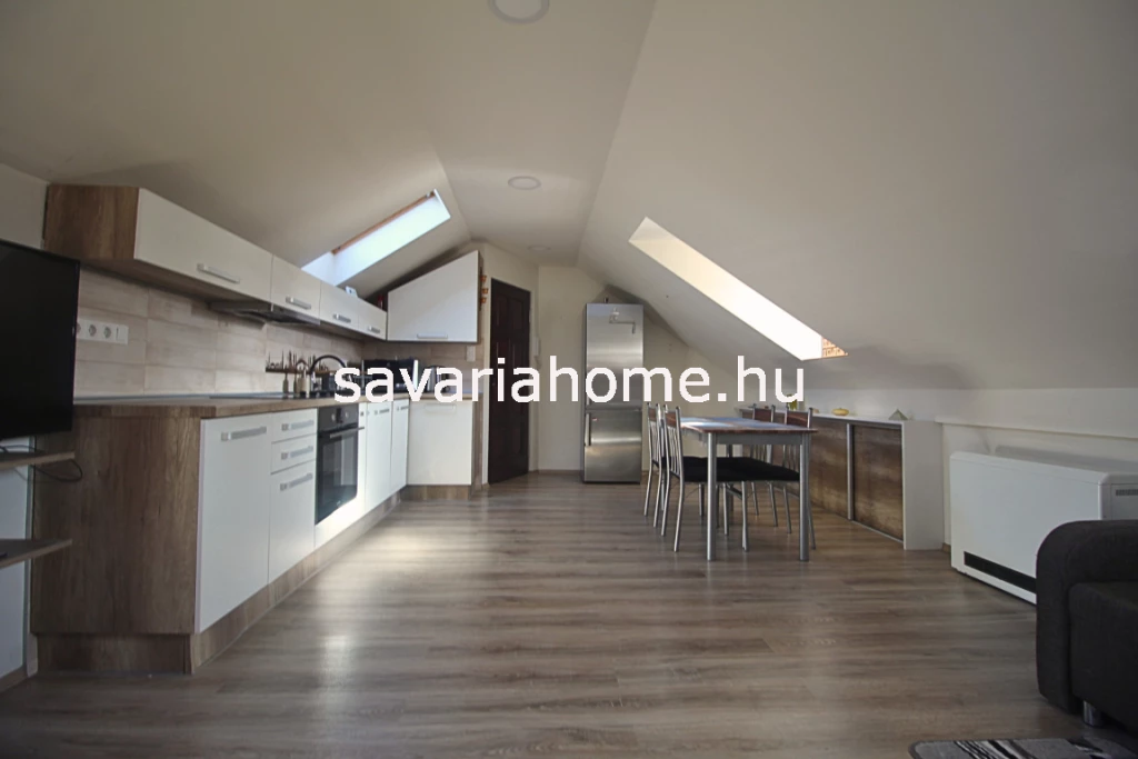 Modern tetőtéri lakás eladó Kőszegen, lakóparki környezetben