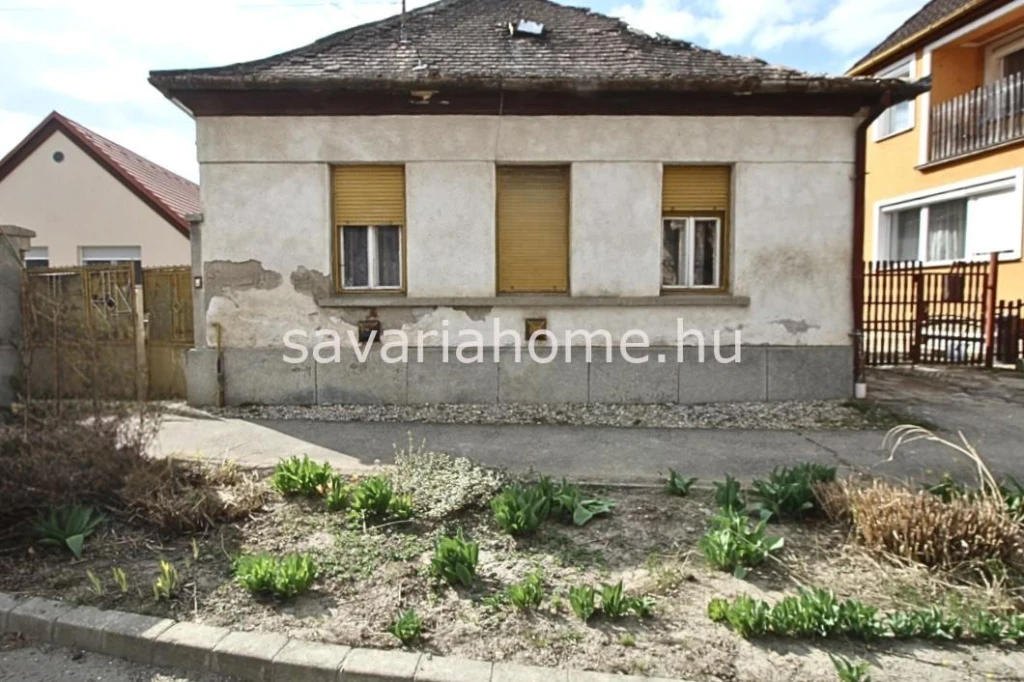 Gencsapáti központjában, patakparti telek, bontandó házzal eladó