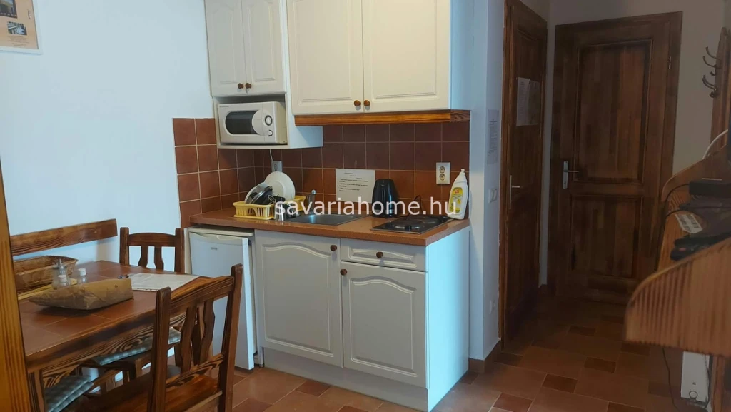 ELADÓ KÉTSZOBÁS, 27 m²-ES APARTMAN LAKÁS SÁRVÁRON, A GYÓGYFÜRDŐ KÖZELÉBEN