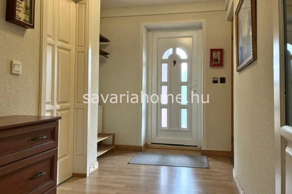 Kiváló állapotú, 2 lakrészes családi ház eladó, Bükön!