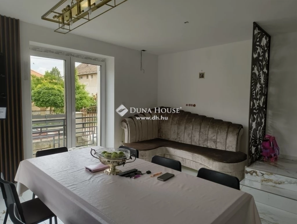 Pestújhelyen újszerű, ikerház-fél; alacsony rezsivel!