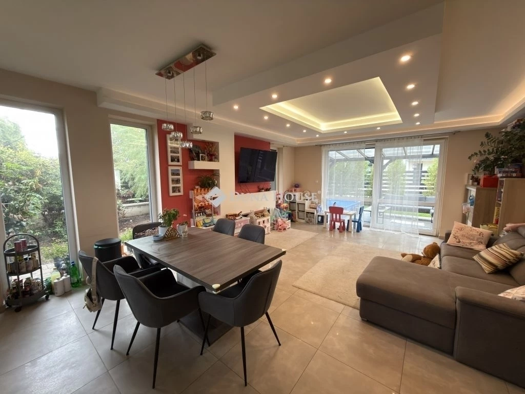 SZÉP, VILÁGOS IKERHÁZ FÉL NAGYTARCSÁN