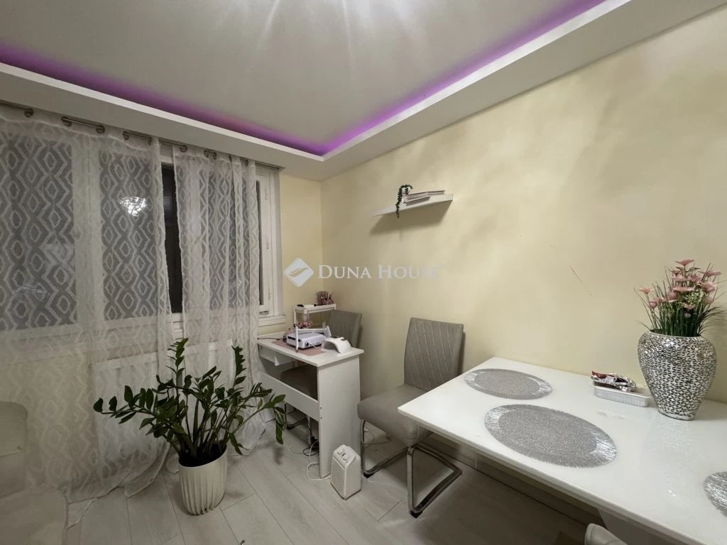 Óbudai rendelő környékén 3 szobás, felújított panel!