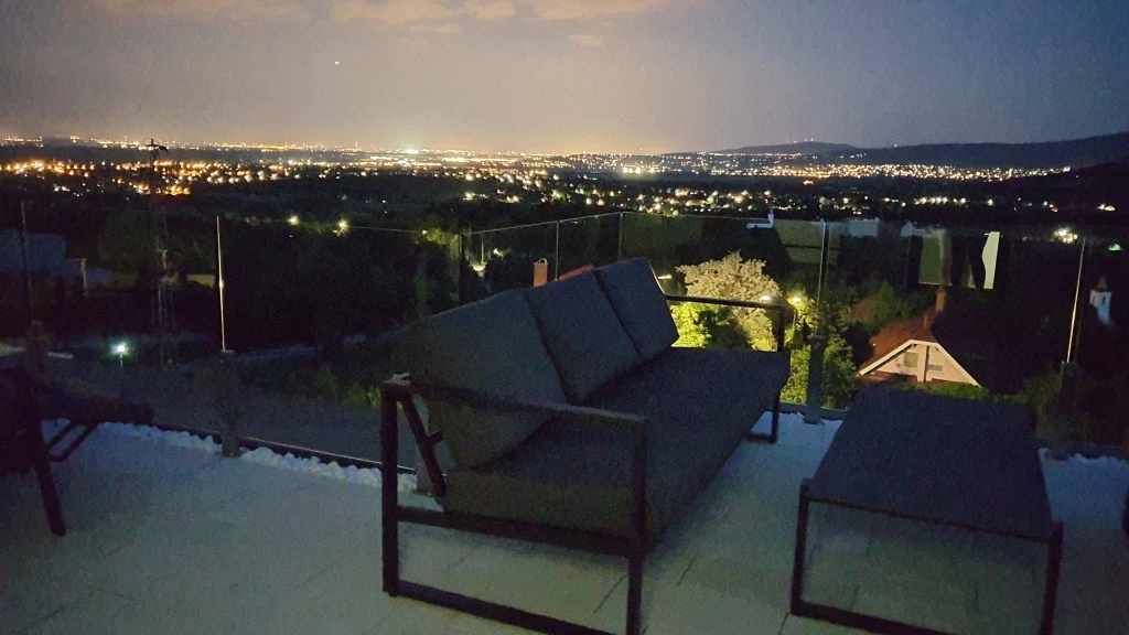 Örök panorámás 3 szintes önálló családi ház eladó Szentendrén