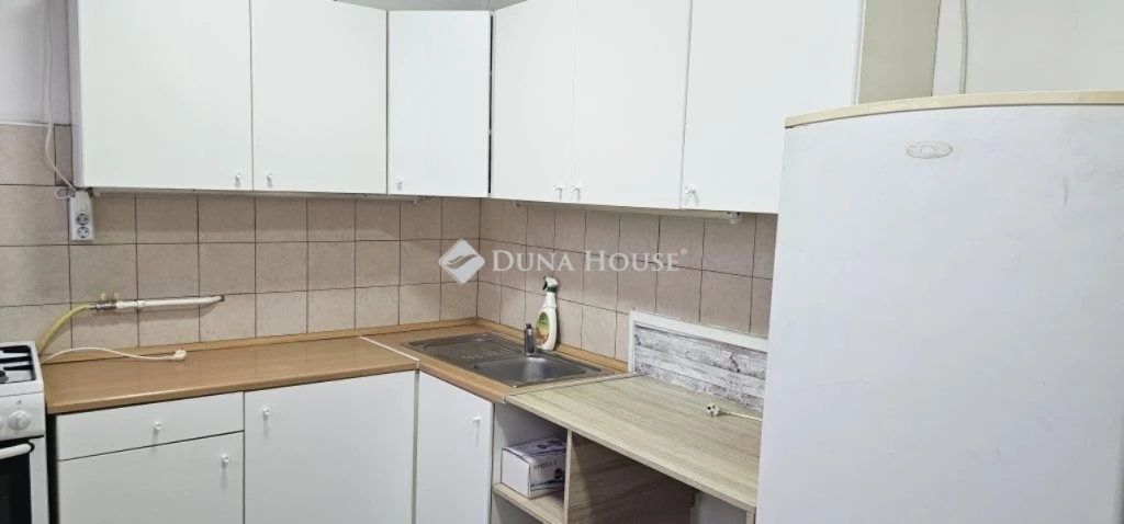 Budapest 16. ker.  Nagy erkélyes (7,4 m2), első em., 52 m2.