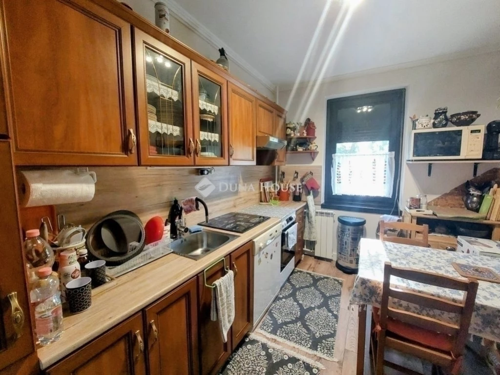 Budapest 4. ker. erkélyes, négyemeletes házban, 3.em. 85 m2.