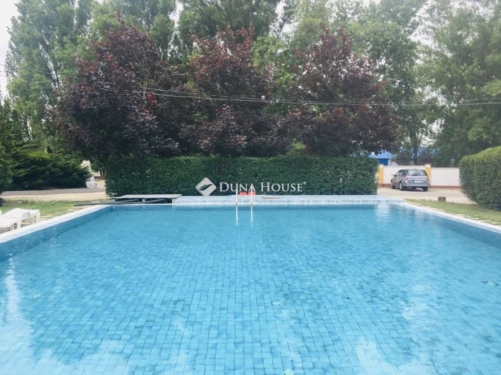 Eladó medencés sorházi lakás Siófokon