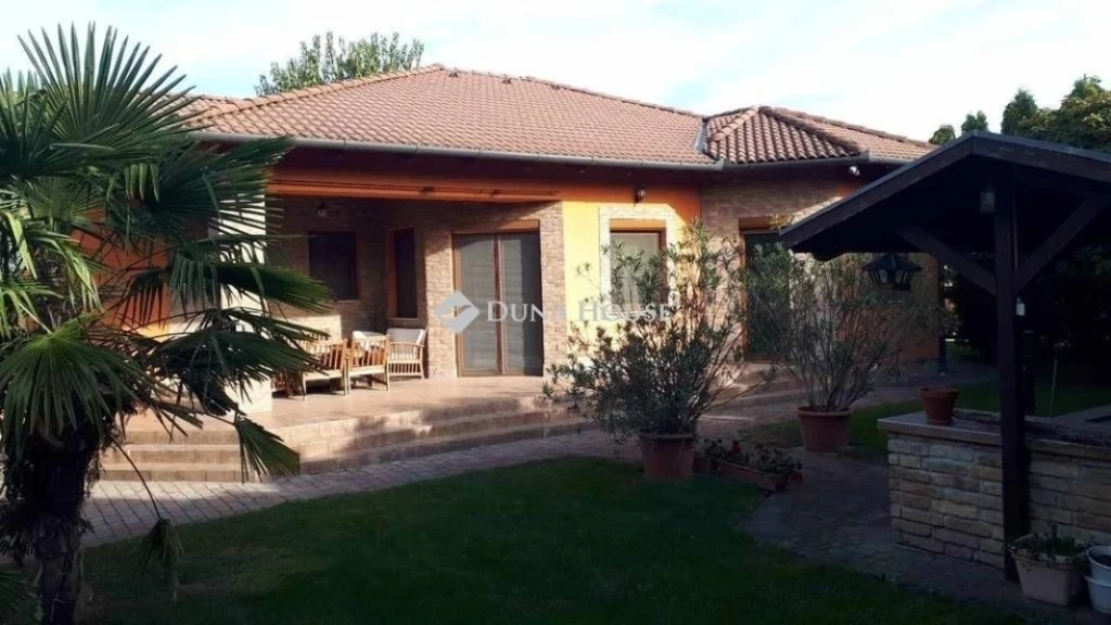 Eladó medencés mediterrán családi ház Vecsésen